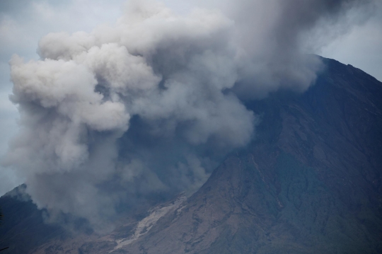 Potret Gunung Semeru Mengeluarkan Lahar Pijar