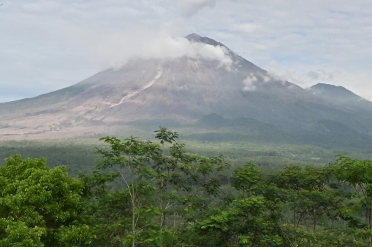 Potret Gunung Semeru Mengeluarkan Lahar Pijar