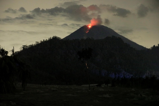 Potret Gunung Semeru Mengeluarkan Lahar Pijar