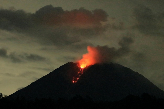 Potret Gunung Semeru Mengeluarkan Lahar Pijar