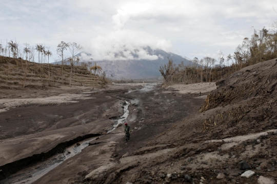 Potret Gunung Semeru Mengeluarkan Lahar Pijar