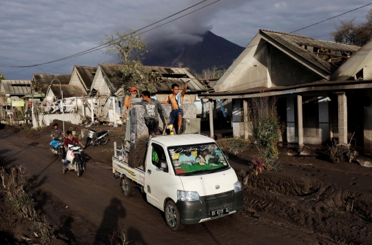 Potret Gunung Semeru Mengeluarkan Lahar Pijar