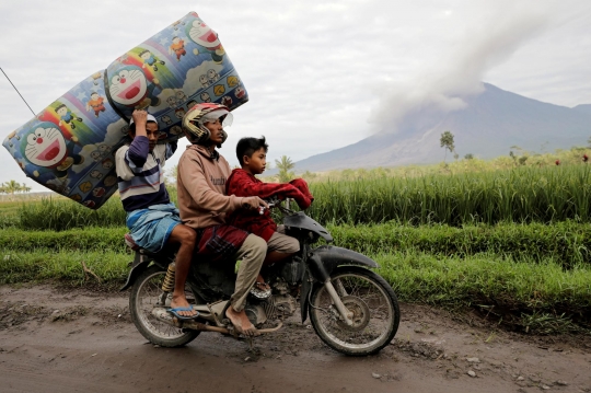 Potret Gunung Semeru Mengeluarkan Lahar Pijar