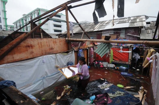 Rumah Warga Rusak Akibat Banjir Rob Tertinggi di Muara Baru