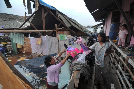 Rumah Warga Rusak Akibat Banjir Rob Tertinggi di Muara Baru