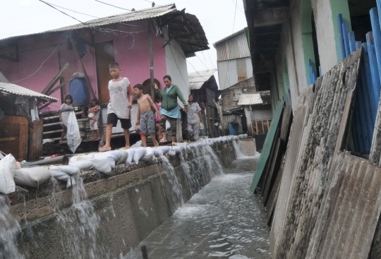 Rumah Warga Rusak Akibat Banjir Rob Tertinggi di Muara Baru