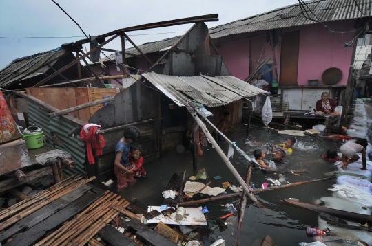 Rumah Warga Rusak Akibat Banjir Rob Tertinggi di Muara Baru