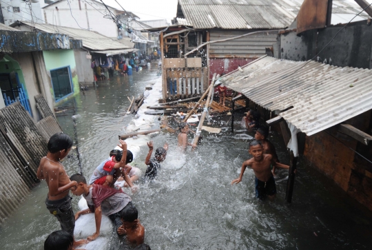 Rumah Warga Rusak Akibat Banjir Rob Tertinggi di Muara Baru