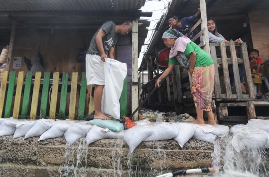 Rumah Warga Rusak Akibat Banjir Rob Tertinggi di Muara Baru