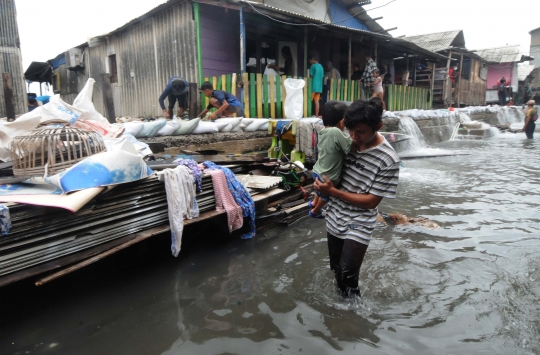 Rumah Warga Rusak Akibat Banjir Rob Tertinggi di Muara Baru