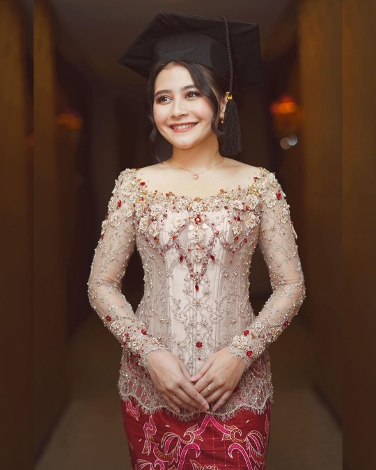 7 Potret Prilly Latuconsina Pakai Kebaya di Momen Wisuda, Netizen Ramai Komentar Gini