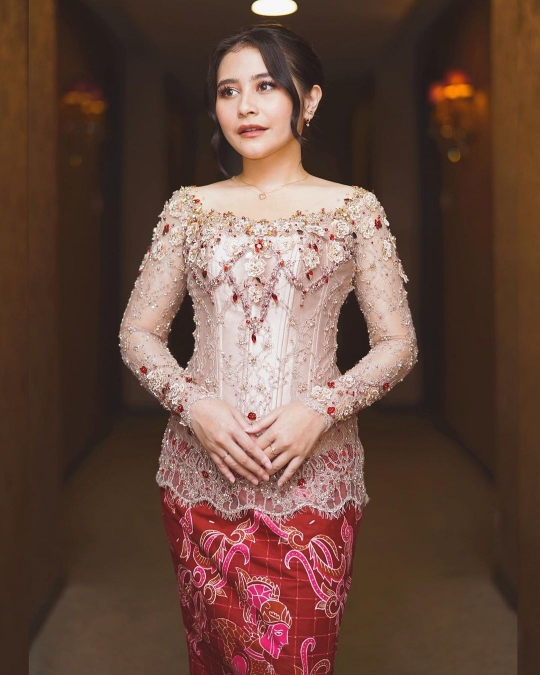 7 Potret Prilly Latuconsina Pakai Kebaya di Momen Wisuda, Netizen Ramai Komentar Gini