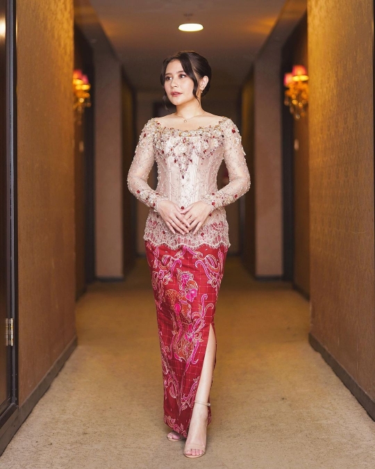 7 Potret Prilly Latuconsina Pakai Kebaya di Momen Wisuda, Netizen Ramai Komentar Gini