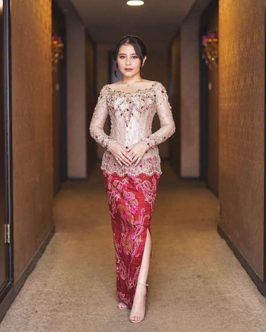 7 Potret Prilly Latuconsina Pakai Kebaya di Momen Wisuda, Netizen Ramai Komentar Gini
