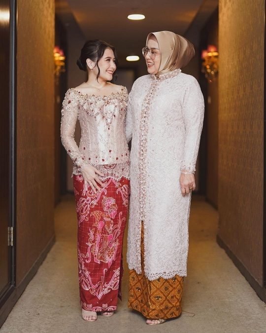 7 Potret Prilly Latuconsina Pakai Kebaya di Momen Wisuda, Netizen Ramai Komentar Gini