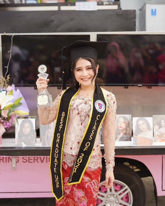 7 Potret Prilly Latuconsina Pakai Kebaya di Momen Wisuda, Netizen Ramai Komentar Gini