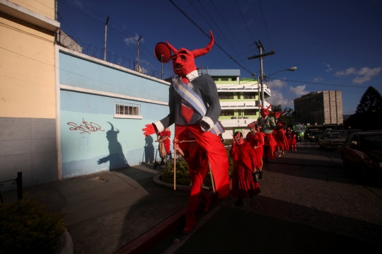 Melihat Perayaan 'Pembakaran Iblis' di Guatemala