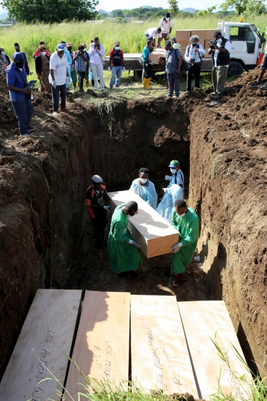 Potret Pemakaman Massal Korban Covid-19 di Papua Nugini