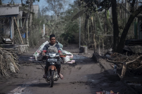 Warga Korban Erupsi Semeru Kembali ke Rumah Selamatkan Barang Berharga