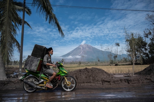 Warga Korban Erupsi Semeru Kembali ke Rumah Selamatkan Barang Berharga