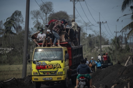 Warga Korban Erupsi Semeru Kembali ke Rumah Selamatkan Barang Berharga