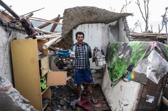 Warga Korban Erupsi Semeru Kembali ke Rumah Selamatkan Barang Berharga