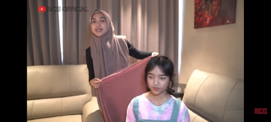 Begini Penampilan Fuji Adik Bibi Didandani Pakai Hijab oleh Ria Ricis, Cantik Banget