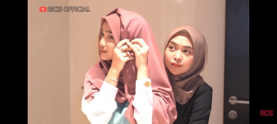 Begini Penampilan Fuji Adik Bibi Didandani Pakai Hijab oleh Ria Ricis, Cantik Banget