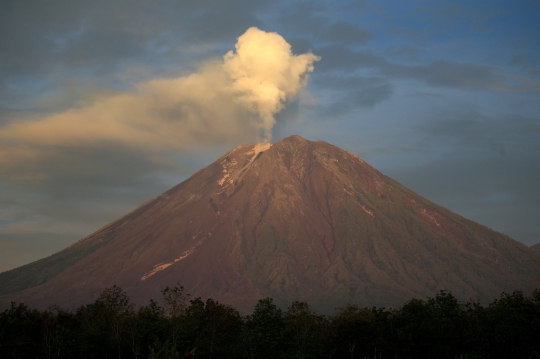 Aktivitas Gunung Semeru Terpantau Fluktuatif