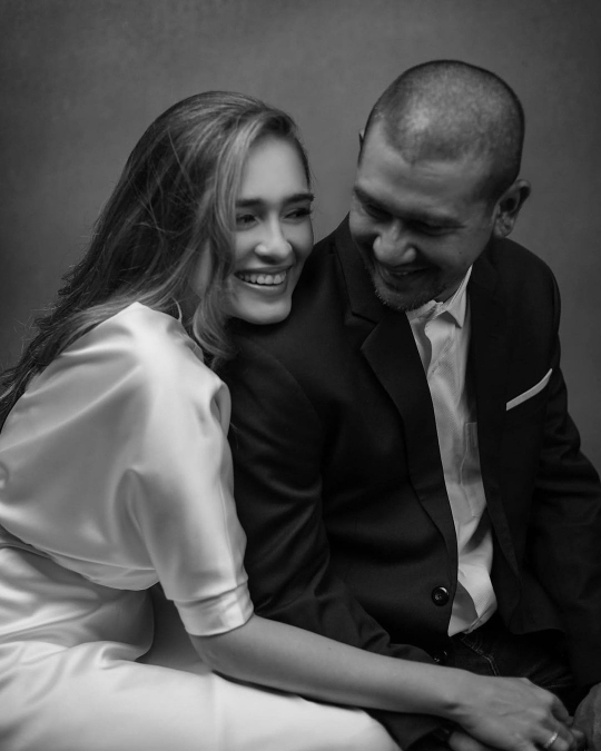 Potret Romantis Yasmine Wildblood dan Suami di Momen Anniversary Pernikahan ke-8