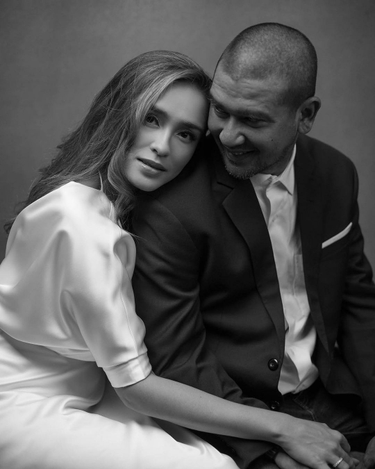 Potret Romantis Yasmine Wildblood dan Suami di Momen Anniversary Pernikahan ke-8