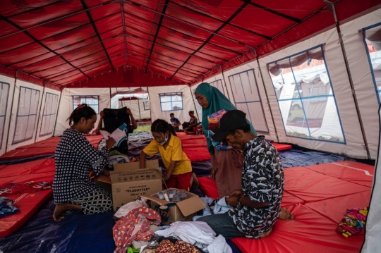 Melihat Tempat Pengungsian Warga yang Terdampak Erupsi Gunung Semeru