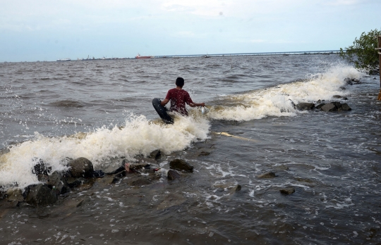 Gelombang Pasang di Pantai Marunda