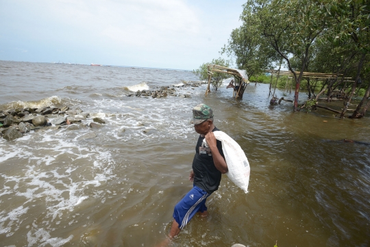Gelombang Pasang di Pantai Marunda