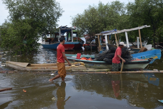 Gelombang Pasang di Pantai Marunda