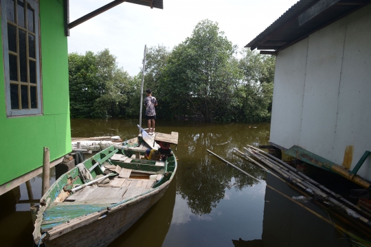 Gelombang Pasang di Pantai Marunda