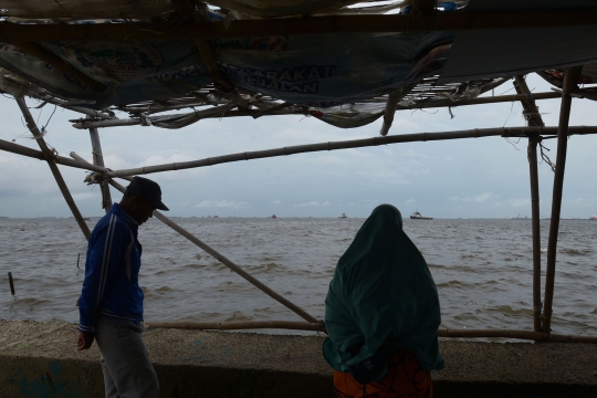 Gelombang Pasang di Pantai Marunda