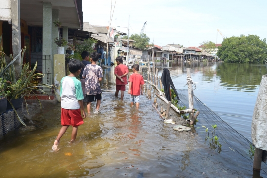 Gelombang Pasang di Pantai Marunda