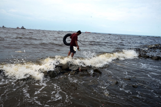 Gelombang Pasang di Pantai Marunda