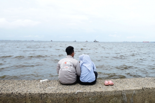 Gelombang Pasang di Pantai Marunda