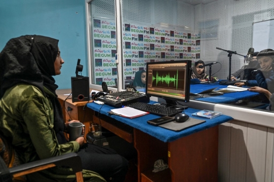 Radio Wanita Afghanistan Bertahan di Tengah Kekuasaan Taliban