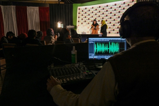 Radio Wanita Afghanistan Bertahan di Tengah Kekuasaan Taliban