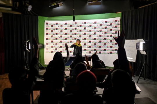 Radio Wanita Afghanistan Bertahan di Tengah Kekuasaan Taliban