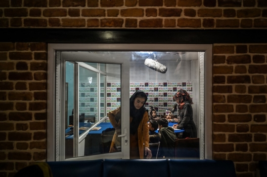 Radio Wanita Afghanistan Bertahan di Tengah Kekuasaan Taliban