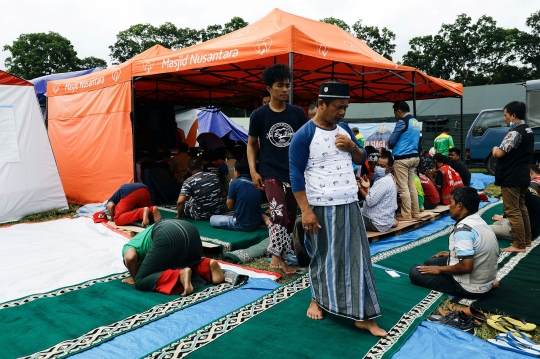 Korban Erupsi Gunung Semeru Laksanakan Salat Jumat di Pengungsian