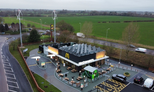 Gerai McD Ini Pasang Panel Surya dan Turbin Angin