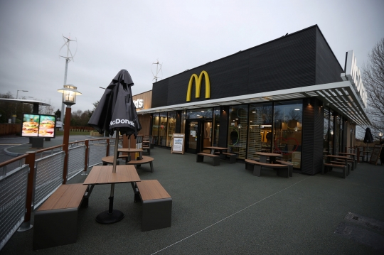 Gerai McD Ini Pasang Panel Surya dan Turbin Angin