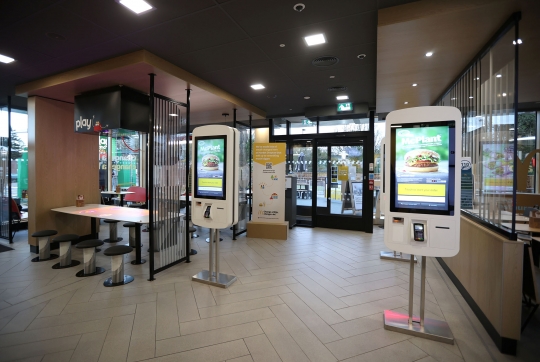 Gerai McD Ini Pasang Panel Surya dan Turbin Angin