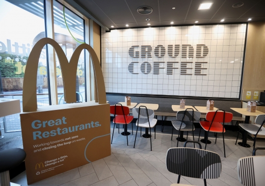 Gerai McD Ini Pasang Panel Surya dan Turbin Angin