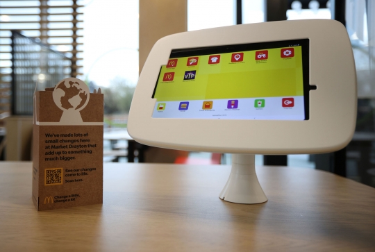 Gerai McD Ini Pasang Panel Surya dan Turbin Angin